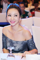 组图：柳岩蕾丝裙优雅显曲线 配合男粉丝自拍