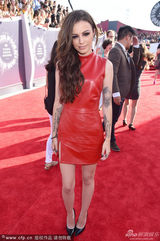 组图：洛伊德超短皮裙亮相 纹身惹眼不失可爱