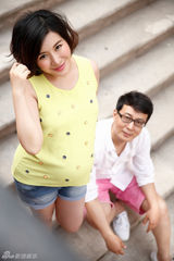 组图：王雅捷曝孕照晋升美妈 与老公秀恩爱