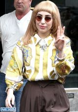 组图：Gaga顶冬菇头穿大妈服装被嘲土气