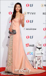 组图：全智贤百想低胸绣花粉裙唯美 金秀贤呆萌