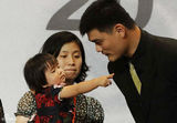组图：姚明拍摄《爸爸2》 女儿姚沁蕾萌照曝光
