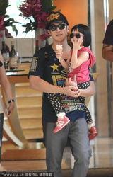 组图：吴尊潮装抱女 neinei手握甜筒戴黑超可爱