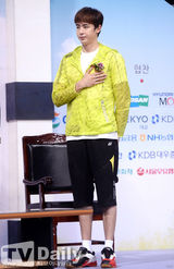 组图：2PM尼坤出席羽毛球活动 阳光笑容暖人心