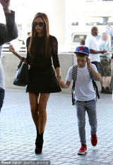 组图：小七粘老爸不让拍照 辣妹牵儿子秀大长腿