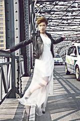 组图：万茜全新朋克大片显帅气时尚气质