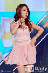 组图：B1A4凭新曲夺冠 T-ara孝敏透视裙秀性感