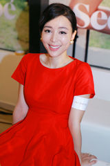 组图：张静初红裙亮相北京 娇艳花容倾城优雅
