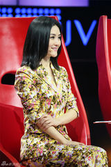 组图：奶爸似张杰谢娜心动 李小冉强吻男选手