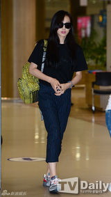 组图：SJ强仁f(x)宋茜返韩 笑颜灿烂心情好