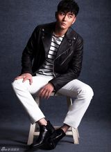 组图：李东学帅气写真 时尚暖男别样摩登气质