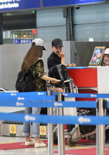 组图：袁文康携神秘女友出征威尼斯 机场亲昵