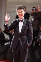 组图：冯绍峰亮相威尼斯电影节 忙里偷闲玩摄影