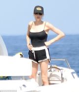 组图：安吉丽娜-朱莉/布拉德-皮特婚后甜蜜度假 亲密抚摸超有爱