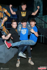 组图：曾志伟早知儿子恋情 与准儿媳同场不避嫌