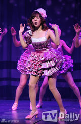 组图：《雨中曲》圭贤湿身放歌Sunny娇美可爱