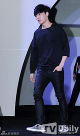 组图：EXO黑白酷装亮相 灿烈搞怪表情多