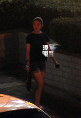 组图：殷桃会男性友人 饭后去按摩店休闲