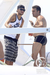 组图：内马尔与友人海边度假 下体奇痒当众掏裆