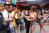 组图：美女爆乳街头 被老人索要卫生巾