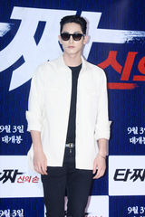 独家：崔丹尼尔宣传新片戴眼镜似哈利波特