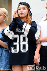 组图：韩女团AOA运动装亮相难掩性感美腿