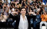 组图：《锡尔斯玛利亚》亮相戛纳 新老女神灿笑