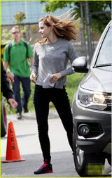 组图：艾玛沃特森着清新简装 秀发飘逸笑容满面