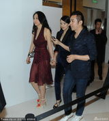 组图：章子怡与友人紧牵手 离场全程手机玩不停