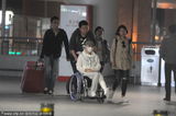 组图：宋丹丹摔跤致骨裂 坐轮椅低调避免被认出