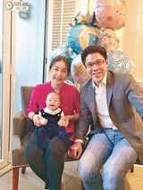 组图：郭晶晶穿国家队服携子出游 霍启刚拍照