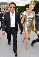 组图：比美！艾玛回眸浅笑章子怡开怀大笑