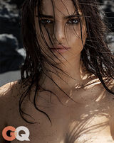 组图：内衣超模艾米丽性感出镜 一丝不挂躺岩石