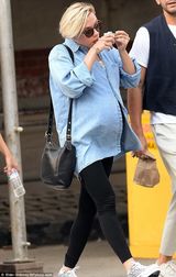 组图：斯嘉丽挺大肚吃冰激凌 穿牛仔衫臃肿身材