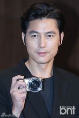 组图：郑雨盛出席代言活动 黑西装帅气十足