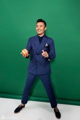 组图：于小伟最新写真秀大长腿展搞怪魅力