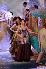 组图：李云迪钢琴伴奏 港姐众佳丽齐跳溜冰舞