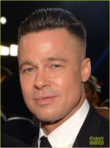 组图：演员工会奖红毯 卷福帅气劳伦斯长裙闪耀