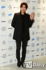 组图：T-ara孝敏等众星看秀 超短裙秀长腿