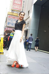 组图：周扬街拍透视上衣搭配白色长裙