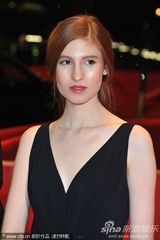 组图：《回家》柏林首映女主角阿加瑟深V黑裙抢镜