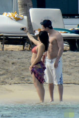 组图：钱宁-塔图姆赤膊戏水 孕妻比基尼挺大肚