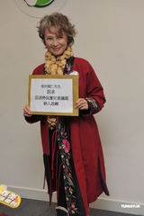 组图：萧芳芳呼吁香港保护儿童 称已收到陈浩民善款