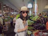 组图：蒋勤勤国外拍大片 穿潮装菜市数零钱