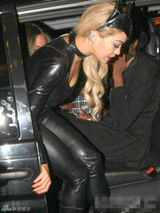 组图：瑞塔奥拉变诱惑猫女郎 连身皮衣性感火辣