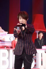 组图：高圆圆携手刘谦变魔术 新片直面“人肉搜索”