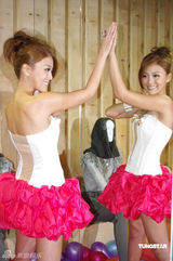 幻灯：卓文萱个唱造型曝光 秀香肩化身摇滚女战士