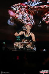 组图：罗志祥香港开唱 谭咏麟相挺当和事佬