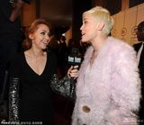 组图：麦莉格莱美派对清新风 收敛性感变俏皮