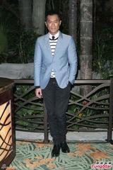 组图：朱茵产后首现身剪彩 曝女儿改名黄莺